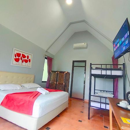 Degung Hillside Hotel Богор Екстериор снимка