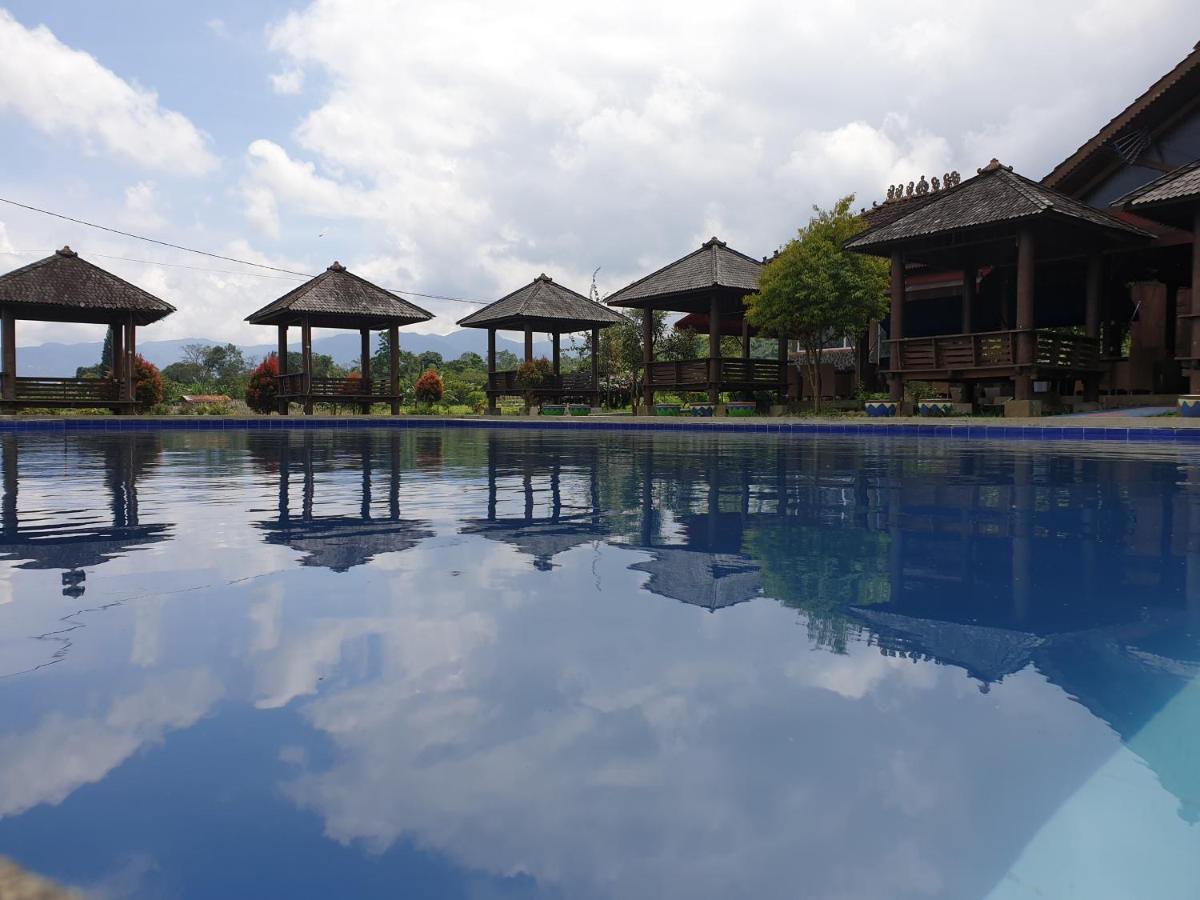 Degung Hillside Hotel Богор Екстериор снимка