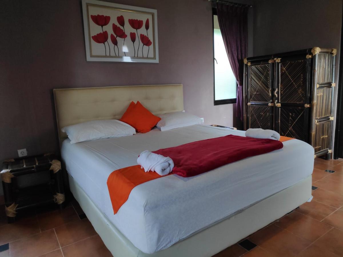Degung Hillside Hotel Богор Екстериор снимка