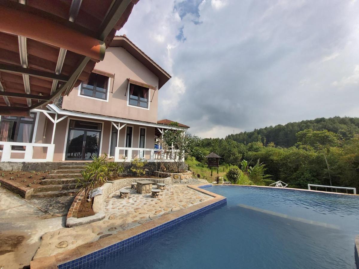Degung Hillside Hotel Богор Екстериор снимка
