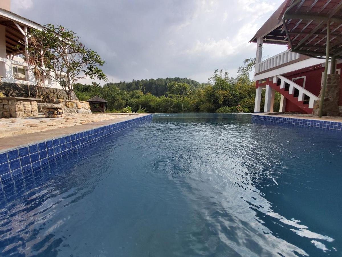 Degung Hillside Hotel Богор Екстериор снимка